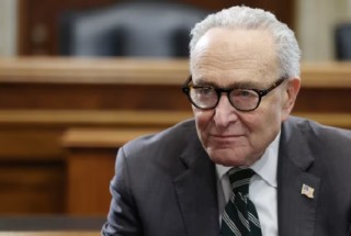 对民主党舒默的不满日益加剧，更换其职务的呼声四起