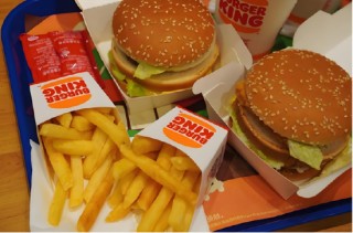 汉堡王中国“卖身”求生：一年关店上百家，加盟商诉“月入90万仍亏本”