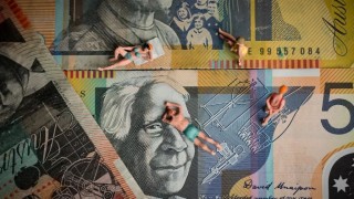 澳洲PMI数据爆表，市场却赌RBA要降息？澳币遭遇“好消息是坏消息”魔咒！