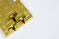 如何比较各金店黄金的产品特点这些特点如何满足不同消费者需求？