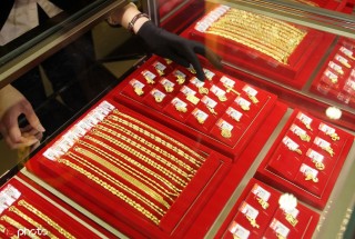 如何理解黄金价格的变化趋势并进行明智投资这种投资如何应对市场风险？