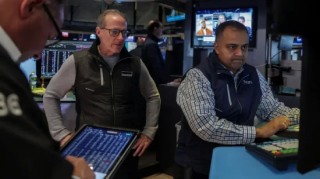 尾盘：美股继续走高 纳指上涨近300点