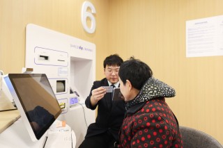 “社银直联”融入市民生活圈，上海2100余银行网点成社保服务“前沿阵地”