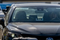 美国汽油价创21个月新高，零工群体在加油站感受切肤之痛