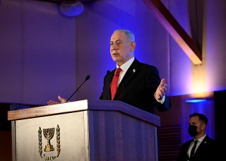 美军18架战机飞向中东，伊朗举行军演，谈判前夕互亮“底牌”