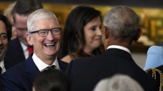 特朗普豁免对iPhone的关税后苹果重返3万亿美元市值