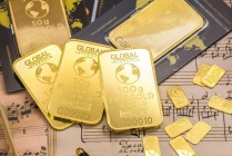 如何分析纯碱与其他品种的关联性？哪些因素影响它们的关联？