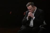 特斯拉股价收涨超3%：特朗普无意沟通，马斯克父亲劝儿子低头