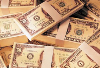 如何确定期权卖方的身份和责任？期权卖方在交易中面临哪些风险？