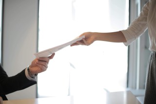 如何坚决抵制车险造假行为？车险造假会带来哪些法律风险？