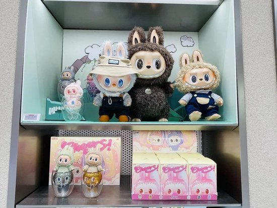 现象级曝光！蕾哈娜、贝克汉姆等明星纷纷“带货”！Labubu冲破关税打压，在美国卖断货→  第5张