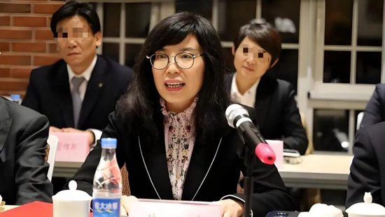 建行前女总黄曦获刑14年,金融领域职务犯罪典型案例,政商“旋转门” 第2张 建行前女总黄曦获刑14年,金融领域职务犯罪典型案例,政商“旋转门” 第2张