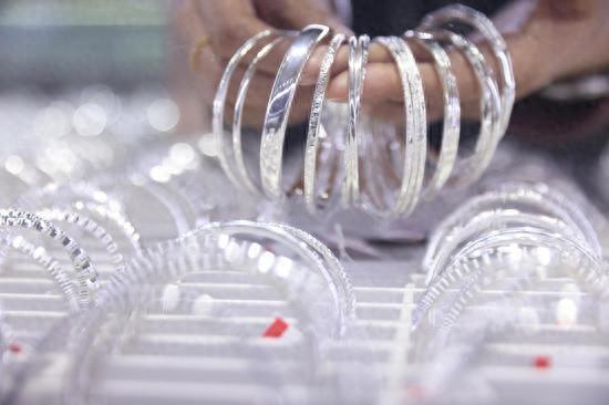 白银暴涨后急跌,贵金属价格站在“悬崖边”? 第2张 白银暴涨后急跌,贵金属价格站在“悬崖边”? 第2张