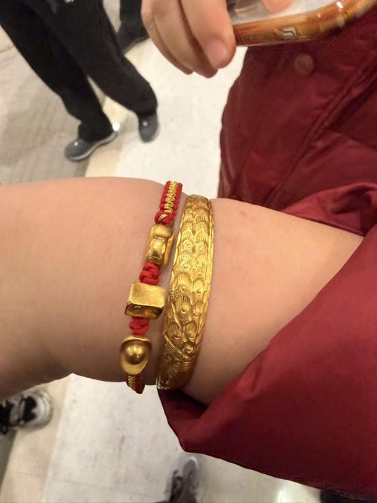 北京金店直击!有年轻人豪买450克,回购窗口前排起百米长队 第4张 北京金店直击!有年轻人豪买450克,回购窗口前排起百米长队 第4张