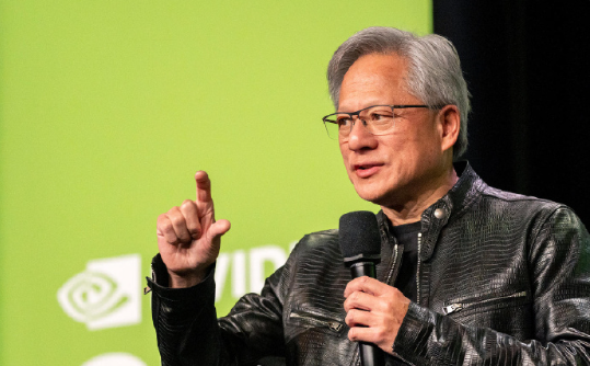 黄仁勋称AI资本支出适当且可持续 英伟达股价结束连跌并大幅上涨  第1张