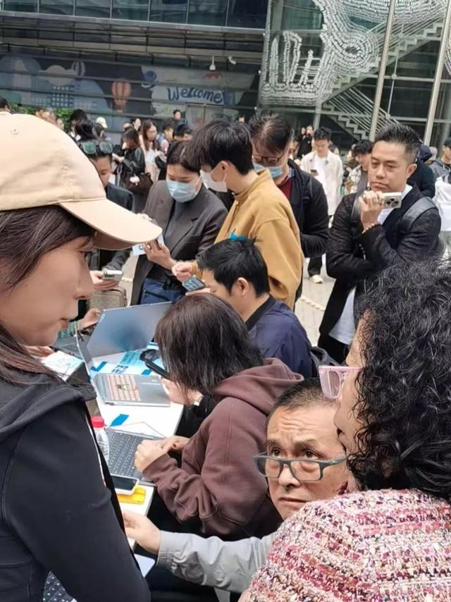 公务员“养龙虾”冲上热搜,有人称靠上门安装赚26万元!马化腾说没想到“龙虾”这么火 第2张 公务员“养龙虾”冲上热搜,有人称靠上门安装赚26万元!马化腾说没想到“龙虾”这么火 第2张