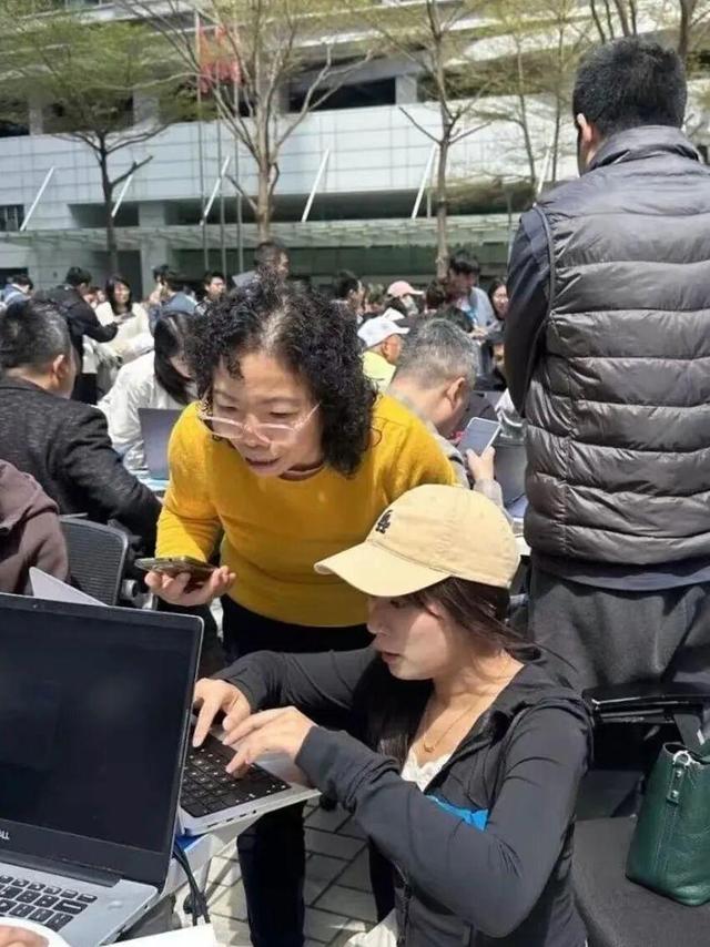 公务员“养龙虾”冲上热搜,有人称靠上门安装赚26万元!马化腾说没想到“龙虾”这么火 第3张 公务员“养龙虾”冲上热搜,有人称靠上门安装赚26万元!马化腾说没想到“龙虾”这么火 第3张