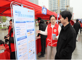 学雷锋 树新风 鹰潭开展征信宣传进集市活动  第2张