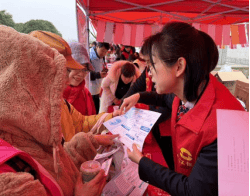 学雷锋 树新风 鹰潭开展征信宣传进集市活动  第3张